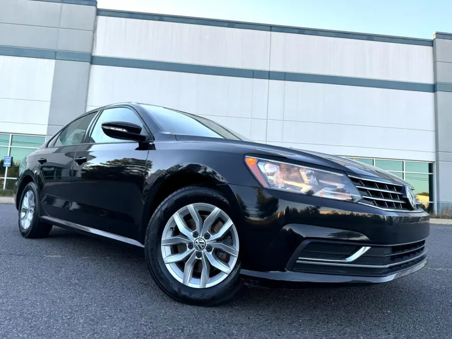2018 Volkswagen Passat 2.0T S photo 1