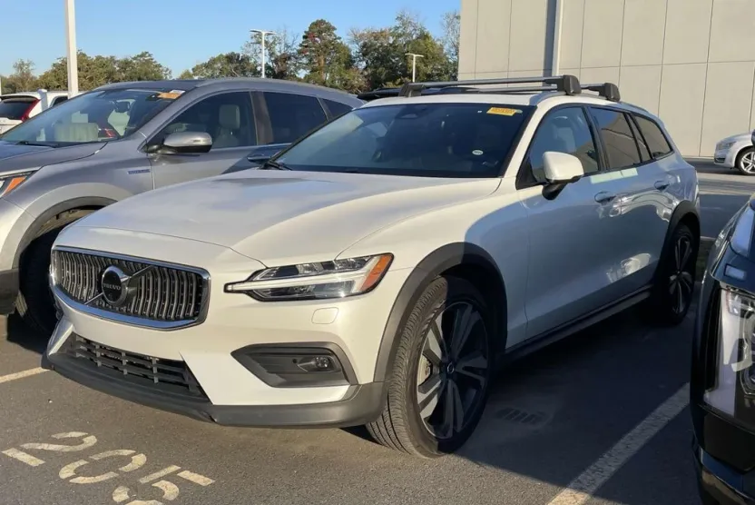 2023 Volvo V60 Cross Country B5 Plus photo 1