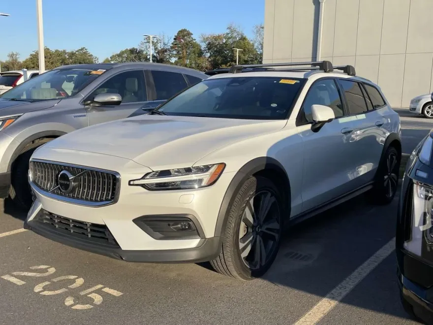 2023 Volvo V60 Cross Country B5 Plus photo 1