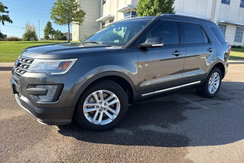 2017 Ford Explorer XLT photo 1