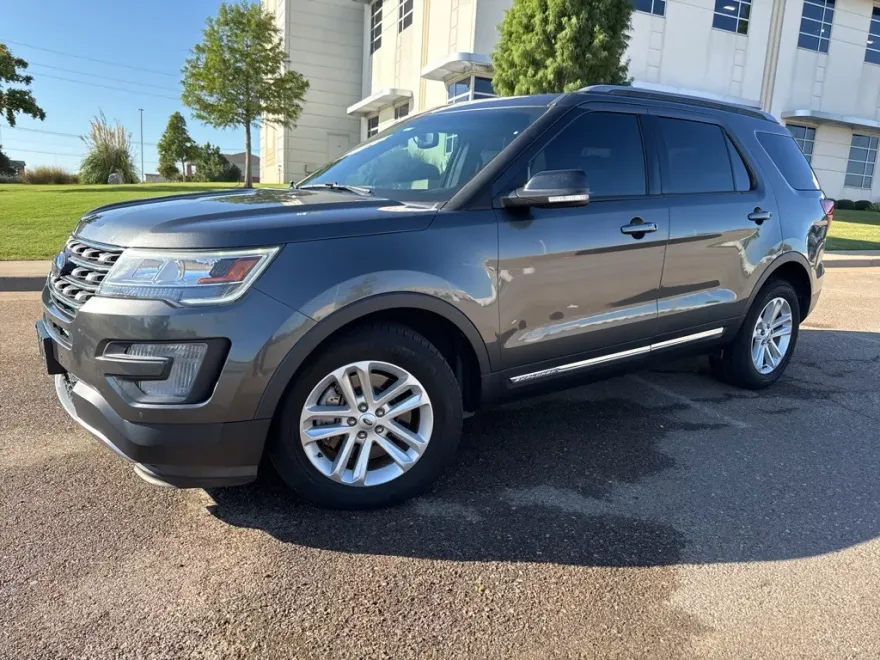 2017 Ford Explorer XLT photo 1