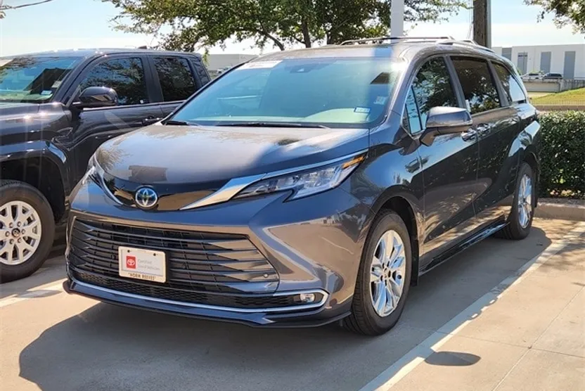 2025 Toyota Sienna Limited photo 1