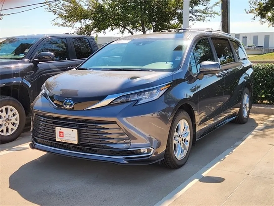 2025 Toyota Sienna Limited photo 1