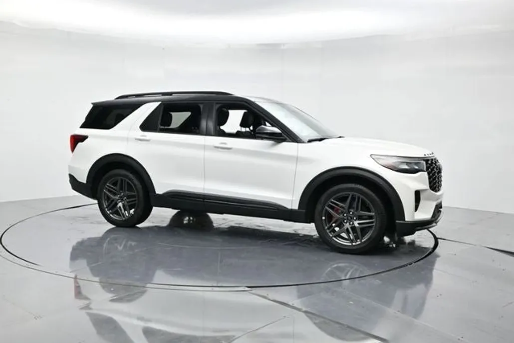 2025 Ford Explorer ST photo 1