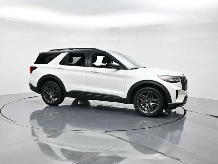 2025 Ford Explorer ST photo 1