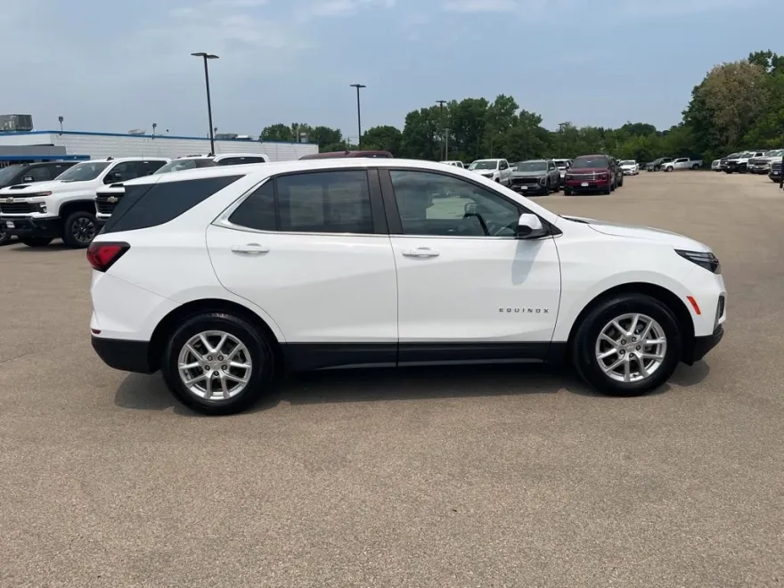 2023 Chevrolet Equinox LT photo 1