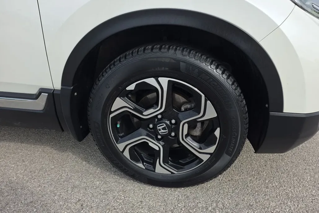 2017 Honda CR-V Touring photo 1