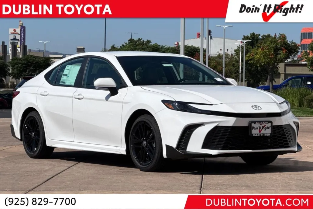 2026 Toyota Camry SE photo 1