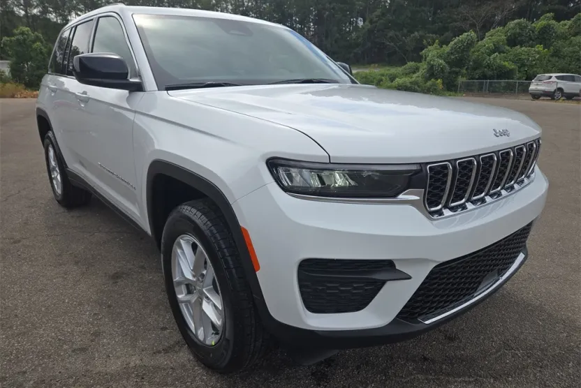 2025 Jeep Grand Cherokee Laredo photo 1