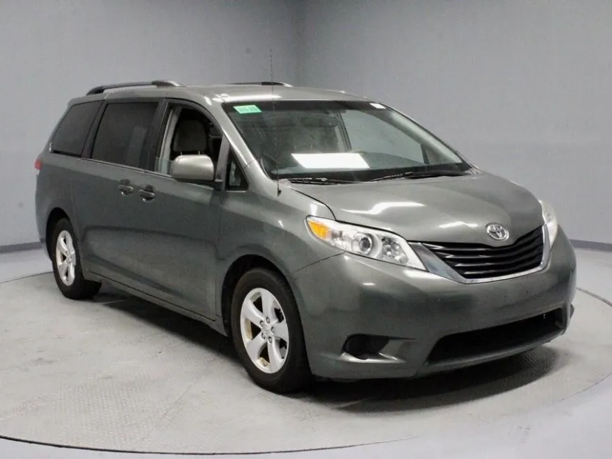 2014 Toyota Sienna LE photo 1