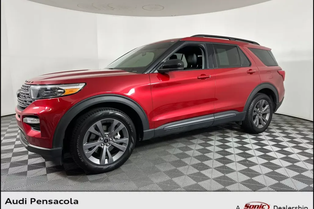 2023 Ford Explorer XLT photo 1