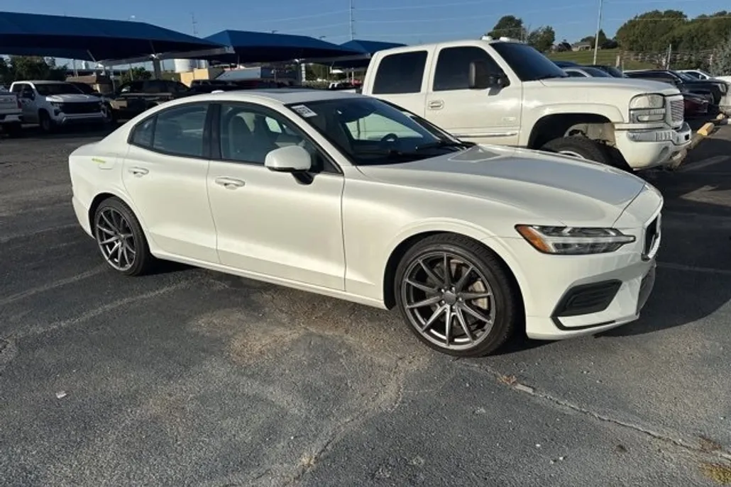 2020 Volvo S60 T6 Momentum photo 1