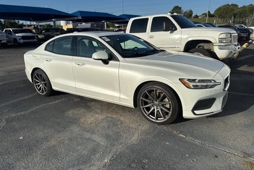2020 Volvo S60 T6 Momentum photo 1