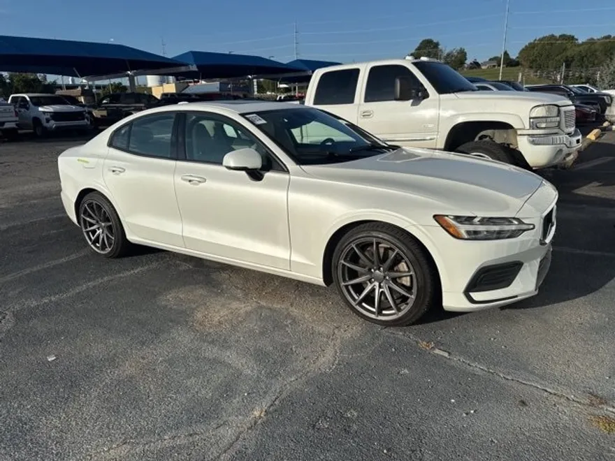 2020 Volvo S60 T6 Momentum photo 1