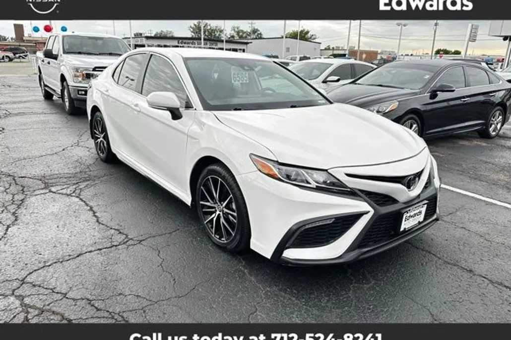 2024 Toyota Camry SE photo 1