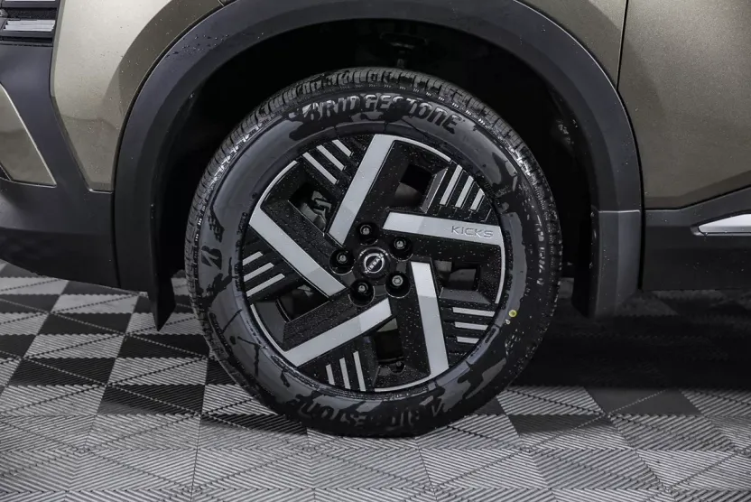 2025 Nissan Kicks SV photo 1