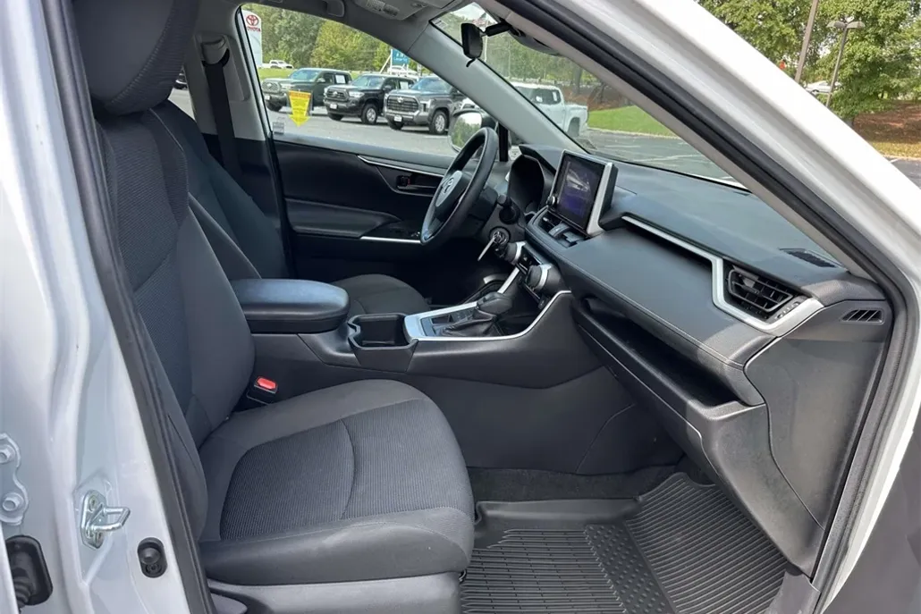 2024 Toyota RAV4 LE photo 1