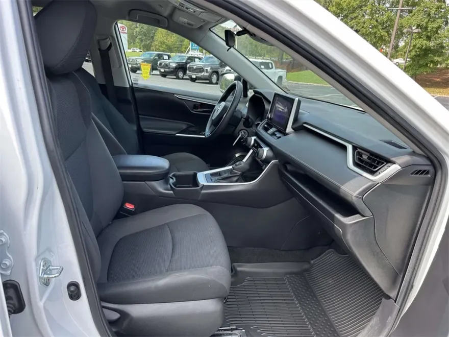 2024 Toyota RAV4 LE photo 1