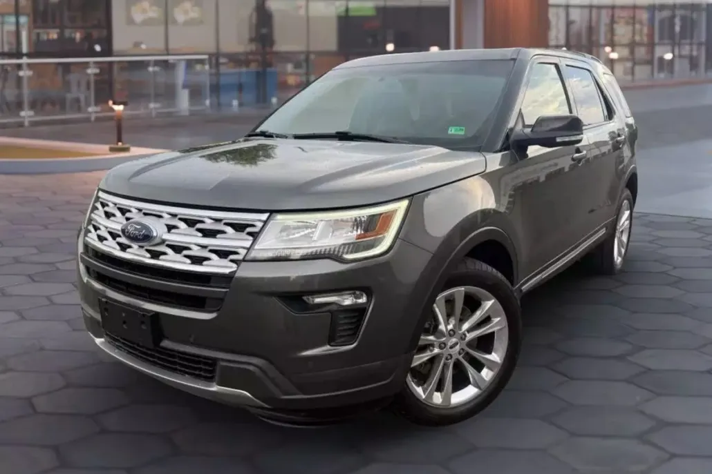 2018 Ford Explorer XLT Sport photo 1
