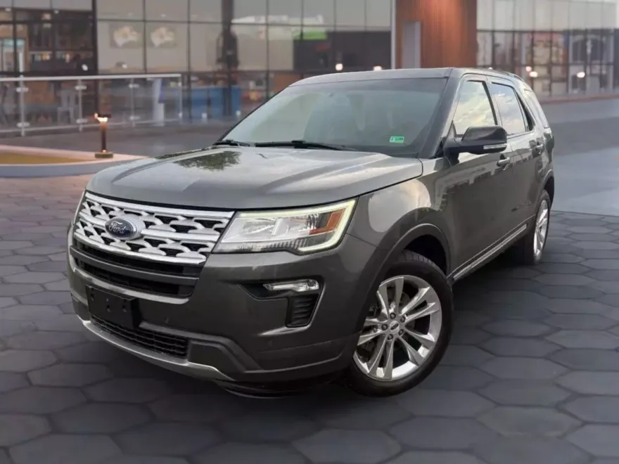 2018 Ford Explorer XLT Sport photo 1
