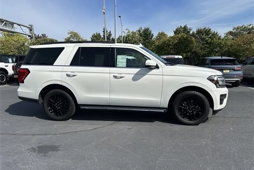 2022 Ford Expedition XLT photo 1
