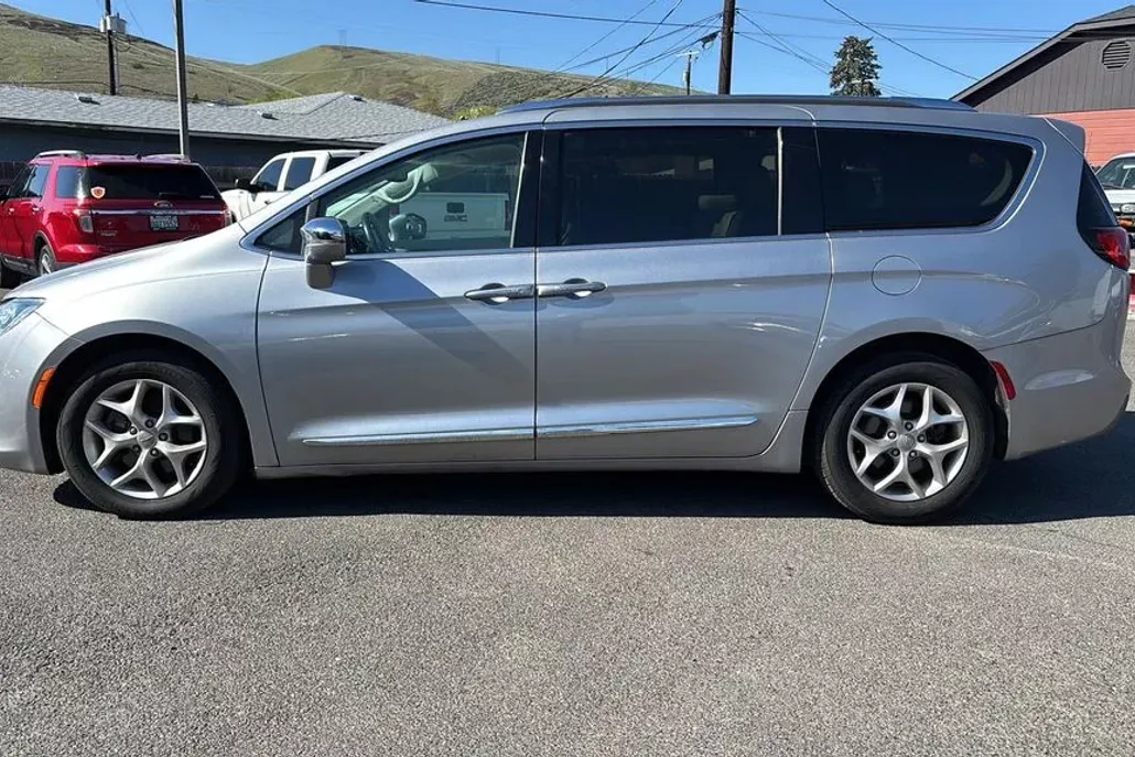 2019 Chrysler Pacifica Limited photo 1