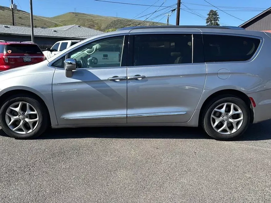 2019 Chrysler Pacifica Limited photo 1