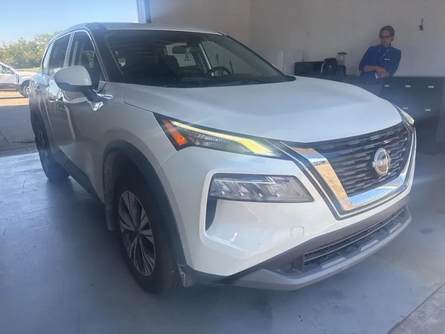 2022 Nissan Rogue SV photo 1