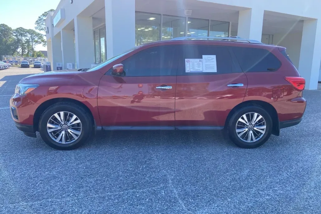 2019 Nissan Pathfinder SL photo 1