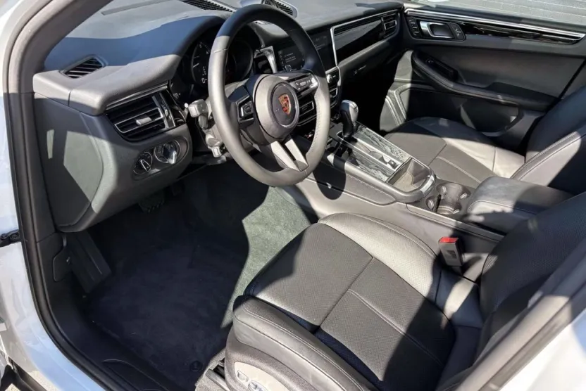 2025 Porsche Macan T photo 1