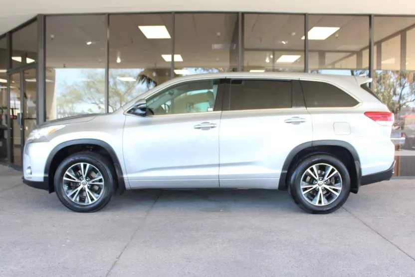 2017 Toyota Highlander LE photo 1