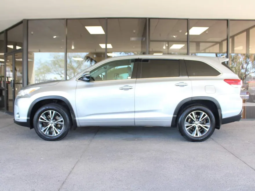 2017 Toyota Highlander LE photo 1