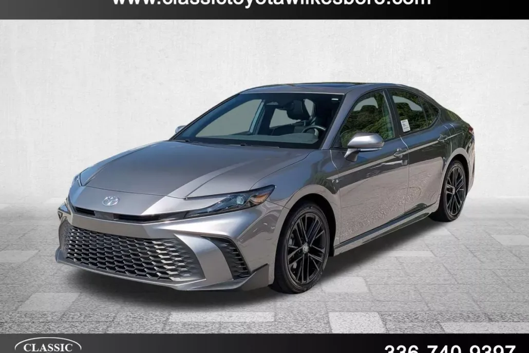 2025 Toyota Camry SE photo 1