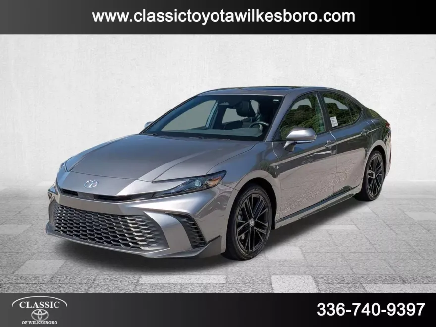 2025 Toyota Camry SE photo 1