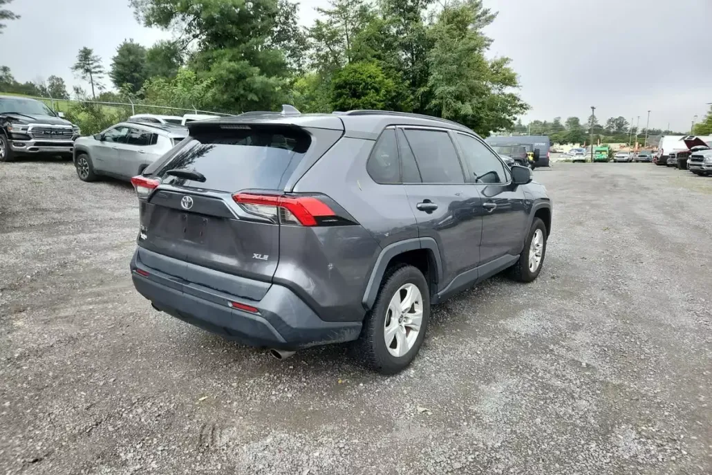 2021 Toyota RAV4 XLE photo 1