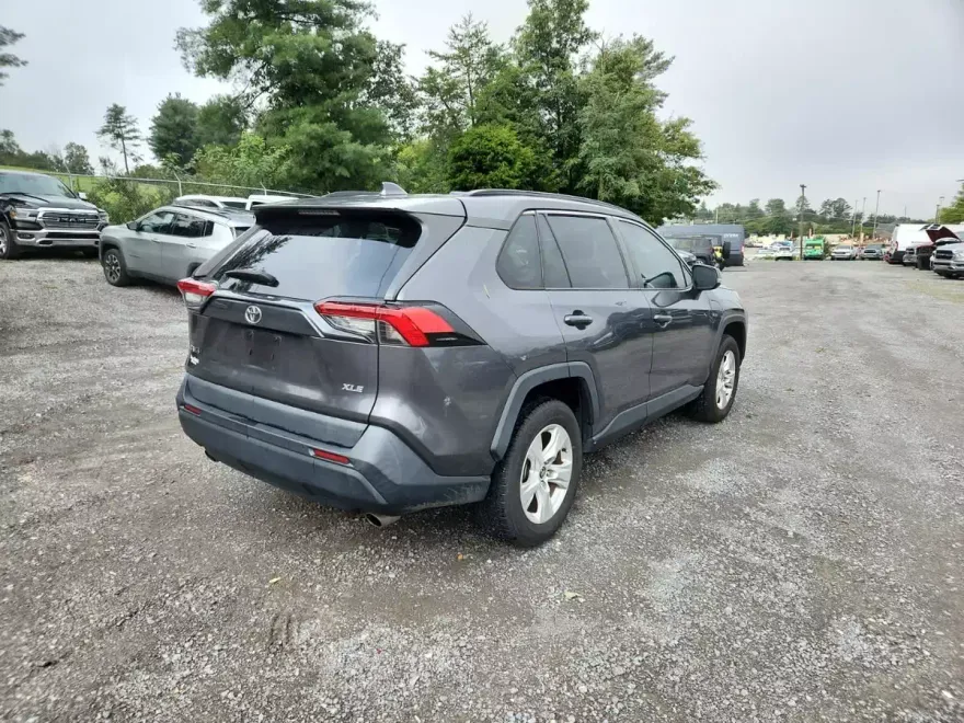 2021 Toyota RAV4 XLE photo 1