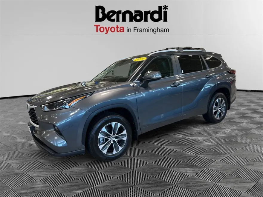 2025 Toyota Highlander XLE photo 1
