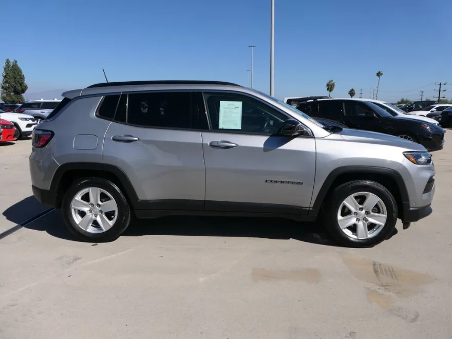 2022 Jeep Compass Latitude photo 1