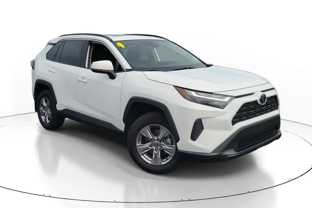2024 Toyota RAV4 XLE photo 1