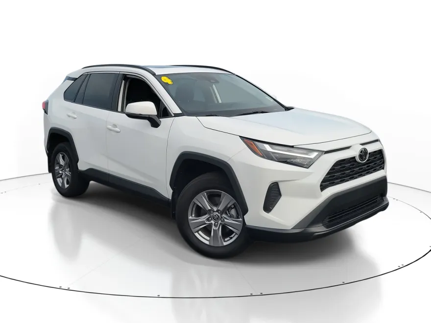 2024 Toyota RAV4 XLE photo 1