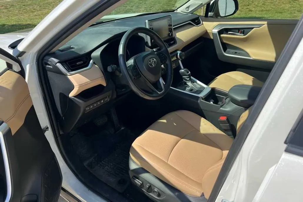 2020 Toyota RAV4 Limited photo 1