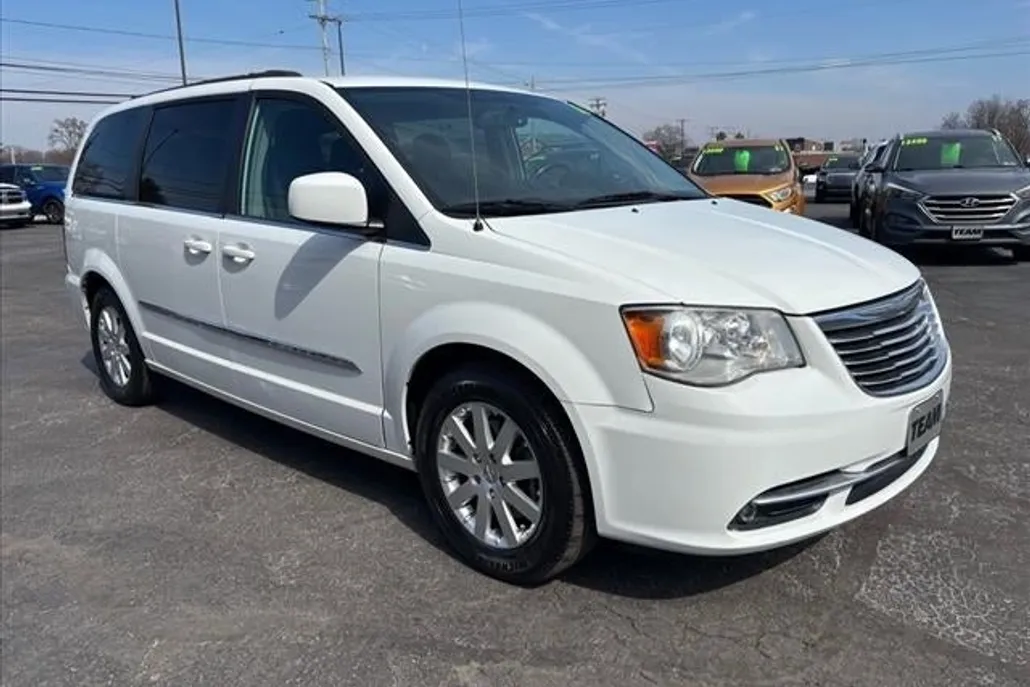 2016 Chrysler Town & Country Touring photo 1
