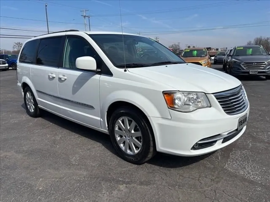 2016 Chrysler Town & Country Touring photo 1