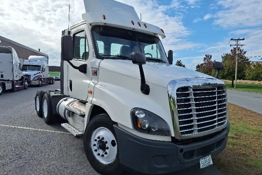 2018 Freightliner Cascadia 125" Sleeper Cab photo 1