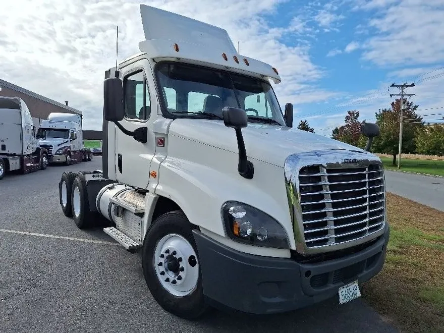 2018 Freightliner Cascadia 125" Sleeper Cab photo 1