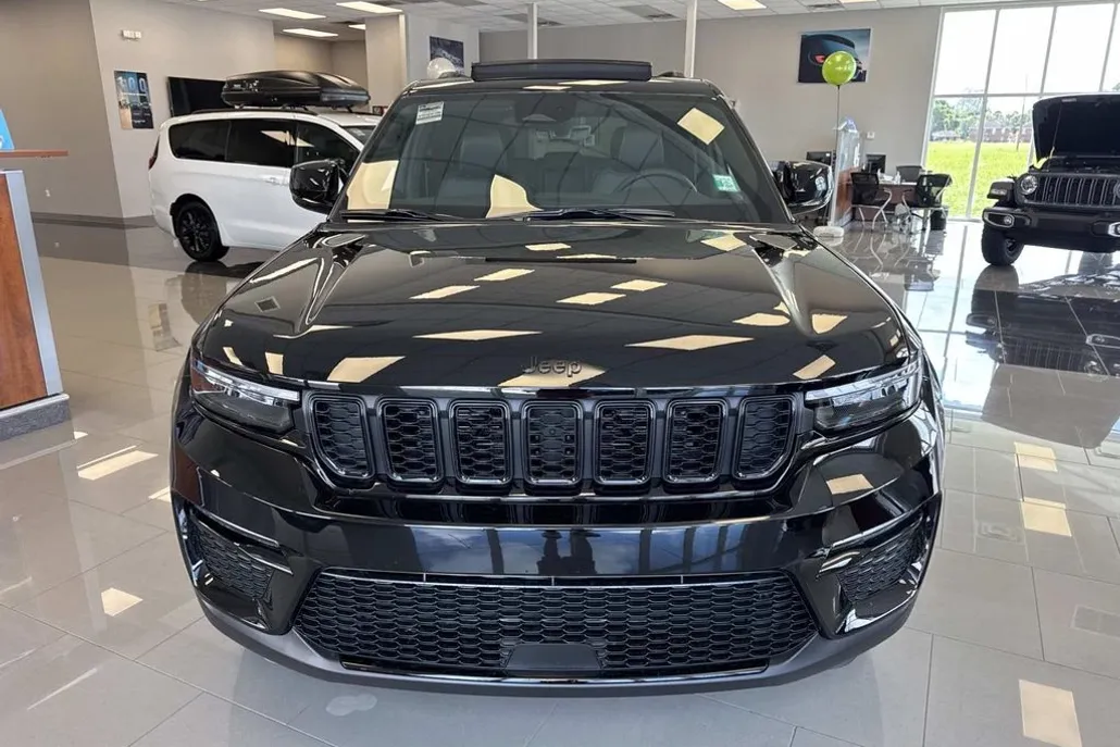 2025 Jeep Grand Cherokee Limited photo 1