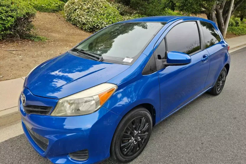 2012 Toyota Yaris LE photo 1
