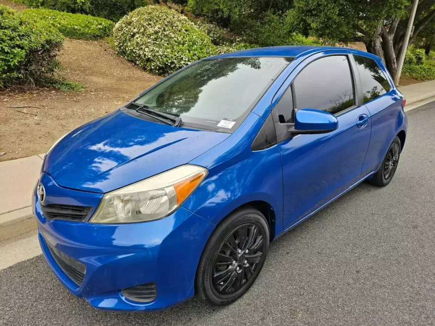 2012 Toyota Yaris LE photo 1
