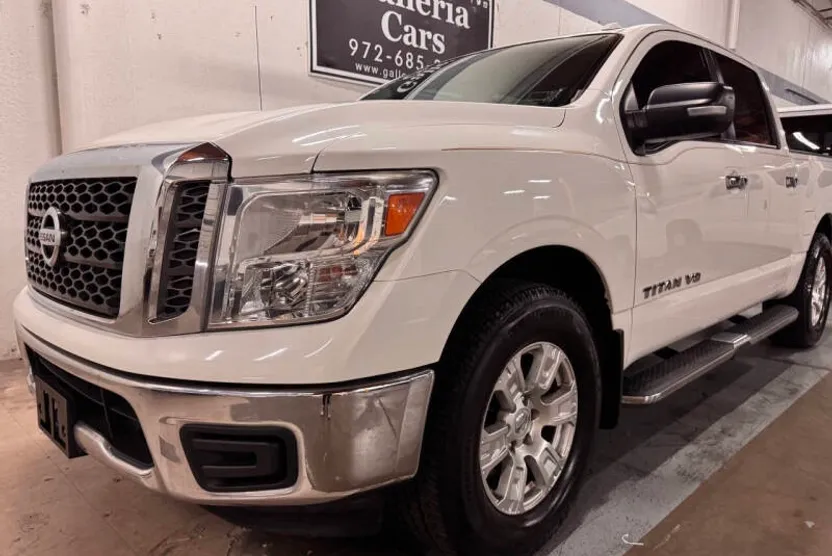 2018 Nissan Titan SV photo 1