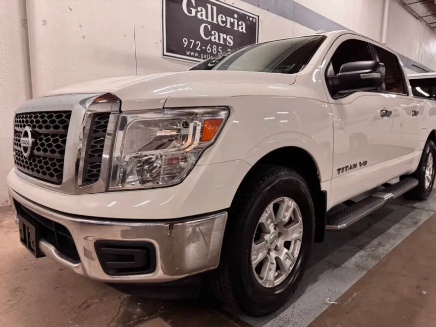 2018 Nissan Titan SV photo 1